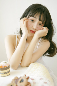 年轻女秘书